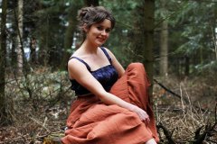 lisa-stitng-on-a-tree-trunksmall